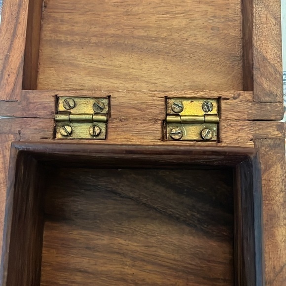 Trinket Jewelry Box Mahogany Wood w Brass Floral Vine Inlay India - Picture 5 of 6